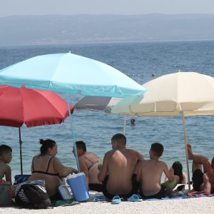 Split: Brojni posjetitelji osvježenje od vrućina pronašli su na plaži Žnjanskog platoa