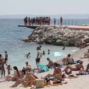 Split: Brojni posjetitelji osvježenje od vrućina pronašli su na plaži Žnjanskog platoa