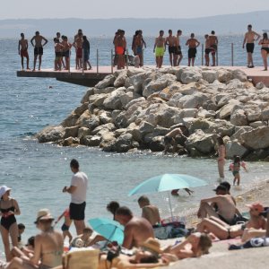 Split: Brojni posjetitelji osvježenje od vrućina pronašli su na plaži Žnjanskog platoa