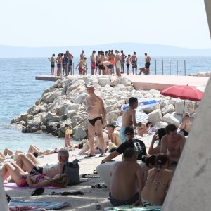 Split: Brojni posjetitelji osvježenje od vrućina pronašli su na plaži Žnjanskog platoa