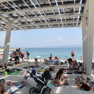 Split: Brojni posjetitelji osvježenje od vrućina pronašli su na plaži Žnjanskog platoa