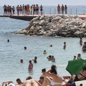 Split: Brojni posjetitelji osvježenje od vrućina pronašli su na plaži Žnjanskog platoa