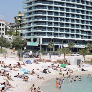 Split: Brojni posjetitelji osvježenje od vrućina pronašli su na plaži Žnjanskog platoa