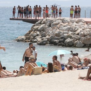 Split: Brojni posjetitelji osvježenje od vrućina pronašli su na plaži Žnjanskog platoa