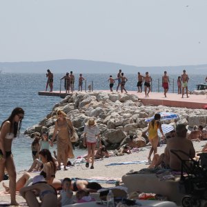 Split: Brojni posjetitelji osvježenje od vrućina pronašli su na plaži Žnjanskog platoa