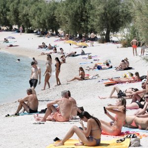 Split: Brojni posjetitelji osvježenje od vrućina pronašli su na plaži Žnjanskog platoa
