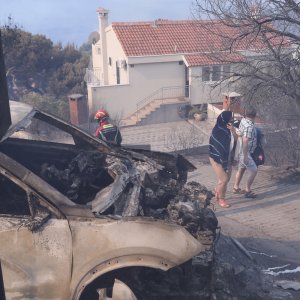Pisak: Turisti bježe iz apartmana nakon što se požar počeo širiti, u tijeku je evakuacija