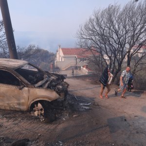 Pisak: Turisti bježe iz apartmana nakon što se požar počeo širiti, u tijeku je evakuacija
