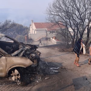 Pisak: Turisti bježe iz apartmana nakon što se požar počeo širiti, u tijeku je evakuacija