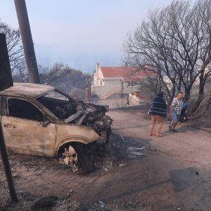 Pisak: Turisti bježe iz apartmana nakon što se požar počeo širiti, u tijeku je evakuacija