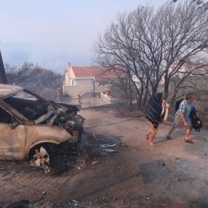 Pisak: Turisti bježe iz apartmana nakon što se požar počeo širiti, u tijeku je evakuacija