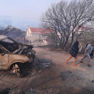 Pisak: Turisti bježe iz apartmana nakon što se požar počeo širiti, u tijeku je evakuacija