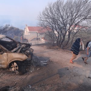 Pisak: Turisti bježe iz apartmana nakon što se požar počeo širiti, u tijeku je evakuacija