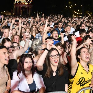 Mladenci sa svadbe došli na koncert Dubioze