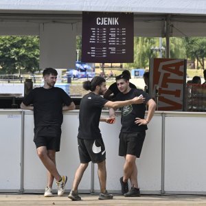 Otvaranje fan zone za posjetitelje Thompsonova koncerta u parku Bundek