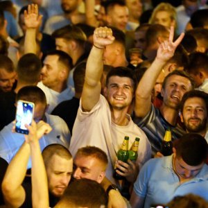 Atmosfera na Cvjetnom trgu noć uoči Thompsonova koncerta