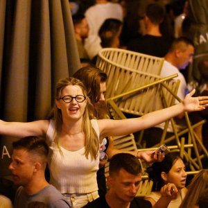 Atmosfera na Cvjetnom trgu noć uoči Thompsonova koncerta