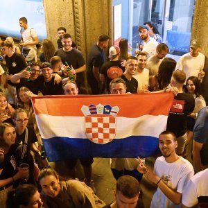 Atmosfera na Cvjetnom trgu noć uoči Thompsonova koncerta
