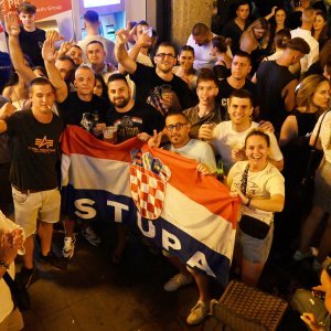 Atmosfera na Cvjetnom trgu noć uoči Thompsonova koncerta