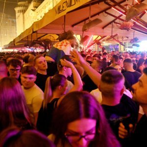 Atmosfera na Cvjetnom trgu noć uoči Thompsonova koncerta