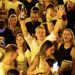 Atmosfera na Cvjetnom trgu noć uoči Thompsonova koncerta