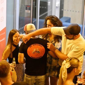 Atmosfera na Cvjetnom trgu noć uoči Thompsonova koncerta