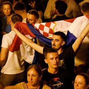 Atmosfera na Cvjetnom trgu noć uoči Thompsonova koncerta