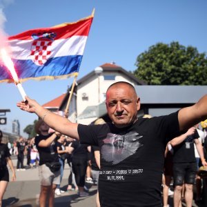 Thompsonovi fanovi na željezničkom kolodvoru u Zagrebu