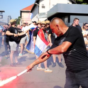Thompsonovi fanovi na željezničkom kolodvoru u Zagrebu