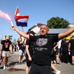 Thompsonovi fanovi na željezničkom kolodvoru u Zagrebu