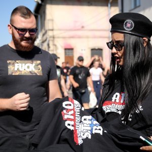 Thompsonovi fanovi na željezničkom kolodvoru u Zagrebu