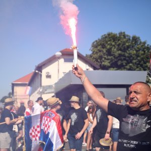 Thompsonovi fanovi na željezničkom kolodvoru u Zagrebu