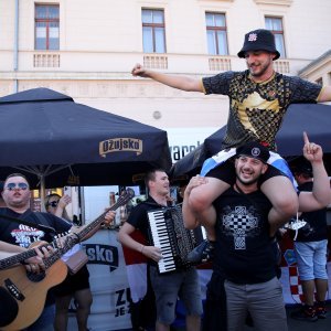 Thompsonovi fanovi na željezničkom kolodvoru u Zagrebu