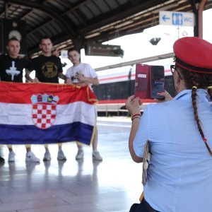 Thompsonovi fanovi na željezničkom kolodvoru u Zagrebu
