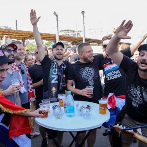 Thompsonovi fanovi na željezničkom kolodvoru u Zagrebu