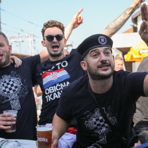 Thompsonovi fanovi na željezničkom kolodvoru u Zagrebu