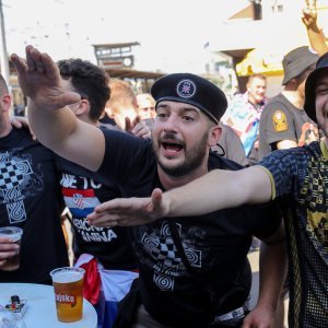 Thompsonovi fanovi na željezničkom kolodvoru u Zagrebu