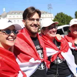 Thompsonovi fanovi na željezničkom kolodvoru u Zagrebu