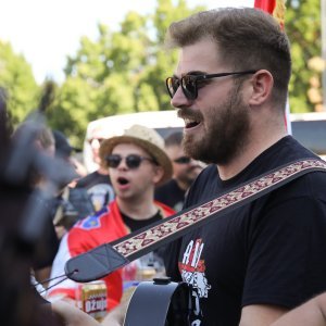 Thompsonovi fanovi na željezničkom kolodvoru u Zagrebu