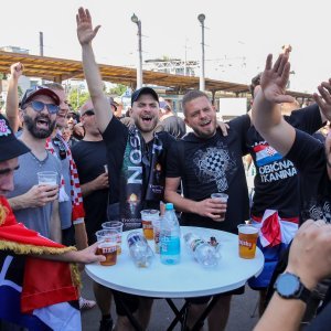 Thompsonovi fanovi na željezničkom kolodvoru u Zagrebu