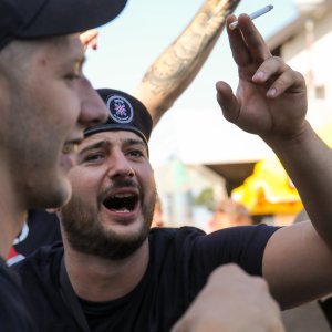 Thompsonovi fanovi na željezničkom kolodvoru u Zagrebu