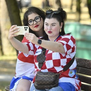 Atmosfera u fanzoni na Bundeku uoči Thompsonovog koncerta