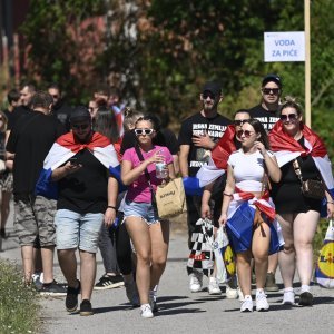Atmosfera u fanzoni na Bundeku uoči Thompsonovog koncerta