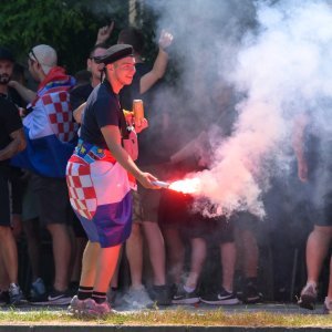 Paljenje baklji uoči Thompsonova koncerta