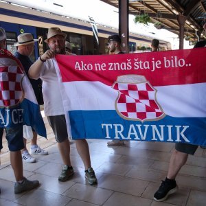 Atmosfera na Glavnom kolodvoru uoči početka Thompsonova koncerta