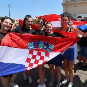 Atmosfera na Glavnom kolodvoru uoči početka Thompsonova koncerta