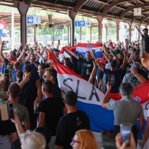 Atmosfera na Glavnom kolodvoru uoči početka Thompsonova koncerta