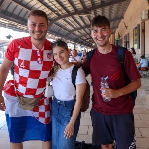 Atmosfera na Glavnom kolodvoru uoči početka Thompsonova koncerta
