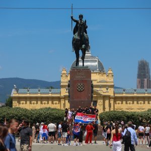 Atmosfera na Glavnom kolodvoru uoči početka Thompsonova koncerta