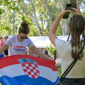 Obožavatelji u fan zonama ispred Hipodroma